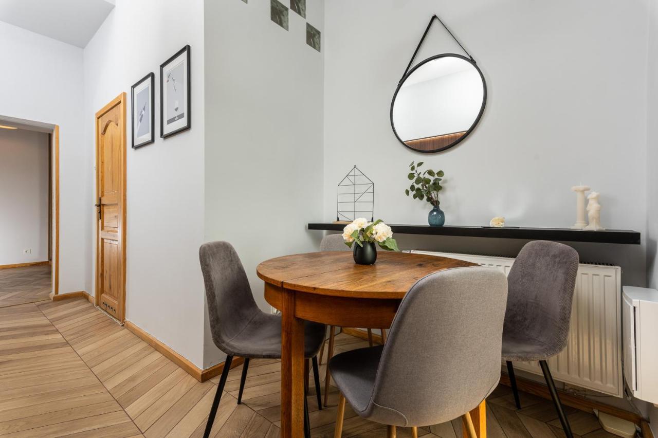 Classy Old Town - By Upstairs Apartment *